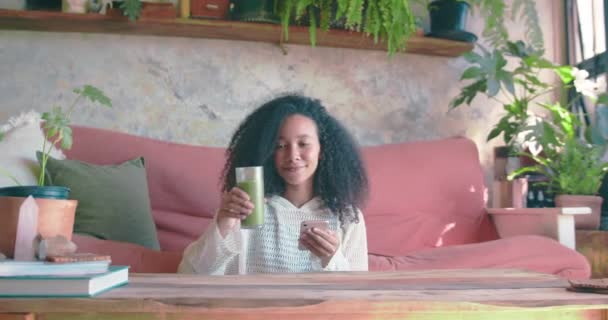 Flicka Bläddrar Sociala Medier Medan Njuter Hennes Gröna Smoothie Sin — Stockvideo