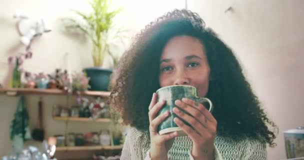 Portrait Smiling Young African Woman Drinking Coffee Early Morning — Vídeo de stock
