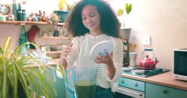 Jong Afrikaans Meisje Proeven Haar Smoothie Haar Keuken — Stockvideo