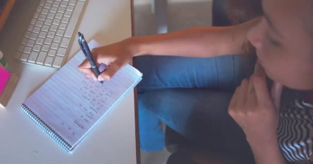 Застрелен Привлекательной Молодой Африканской Женщиной Сидящей Одиночестве Делающей Записи Блокноте — стоковое видео