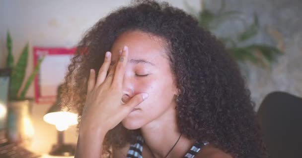 Застрелен Привлекательной Молодой Африканской Женщиной Сидящей Одиночестве Мигренью Используя Свой — стоковое видео