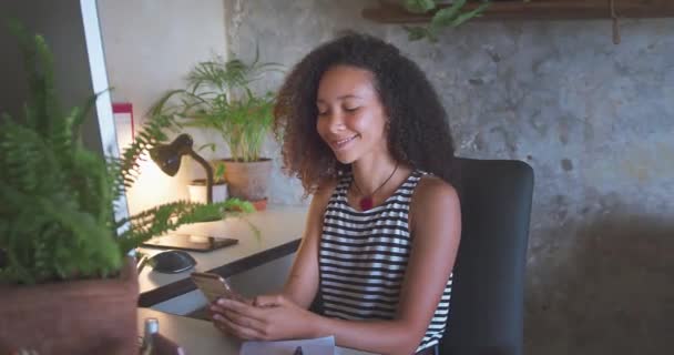 Shot Attractive Young Woman Sitting Alone Using Her Cellphone Work — Stock videók