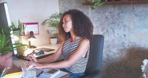 Shot Attractive Young Woman Sitting Her Desk Smiling Camera High — Stock videók