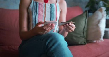 Kanepesinden online alışveriş yapan güzel bir Afrikalı kadının kırpılmış fotoğrafı. Yüksek kalite 4k görüntü