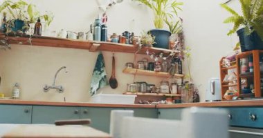 Güzel bir apartman mutfağının canlı videosu. Yüksek kalite 4k görüntü