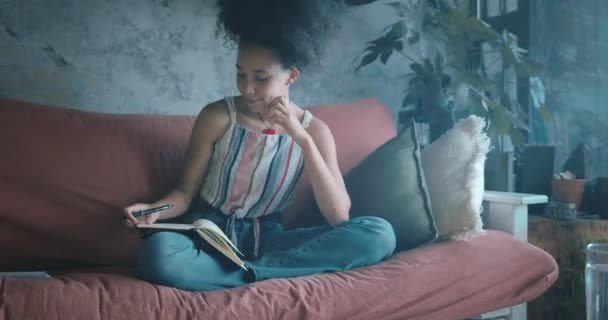 Evdeki Kanepede Dinlenirken Alan Genç Bir Kadının Fotoğrafı Yüksek Kalite — Stok video