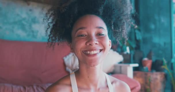 Tiro Uma Bela Mulher Africana Sorrindo Para Câmera Fazendo Ioga — Vídeo de Stock