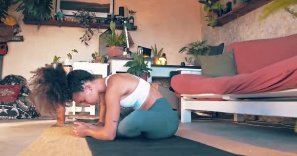 Prise Vue Une Belle Africaine Faisant Yoga Dans Son Salon — Video