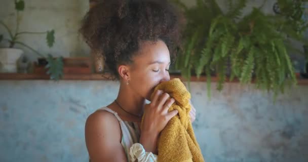家にいる間に新鮮な洗濯の匂いがする美しいアフリカの女性のショット 高品質4K映像 — ストック動画