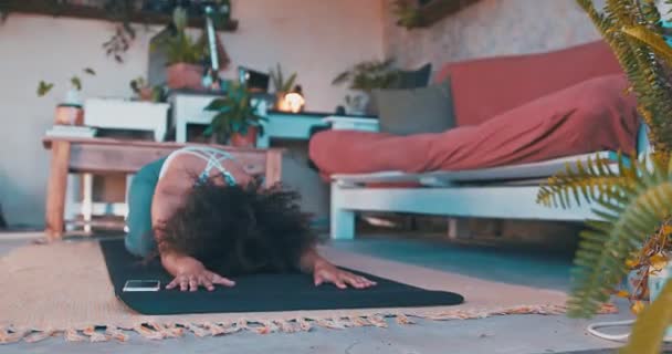 Skutt Vakker Afrikansk Kvinne Som Gjør Yoga Stua Opptak Høy – stockvideo