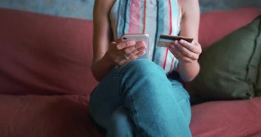 Kanepesinden online bankacılık yapan güzel bir Afrikalı kadının görüntüsü. Yüksek kalite 4k görüntü