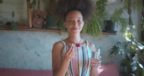 Schot Van Een Mooie Afrikaanse Vrouw Die Medicijnen Drinkt Haar — Stockvideo
