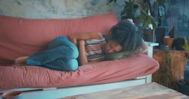 被一个年轻女人躺在沙发上肚子痛射中 高质量的4K镜头 — 图库视频影像