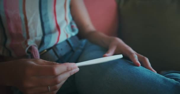 Τραβηγμένο Πλάνο Μιας Νεαρής Γυναίκας Κάνει Τεστ Εγκυμοσύνης Στον Καναπέ — Αρχείο Βίντεο