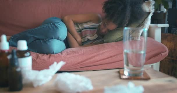 Evdeki Kanepede Yatarken Karın Ağrısı Çeken Genç Bir Kadının Fotoğrafı — Stok video