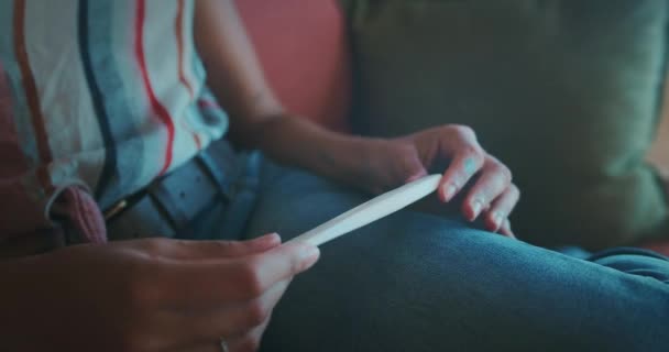 Τραβηγμένο Πλάνο Μιας Νεαρής Γυναίκας Κάνει Τεστ Εγκυμοσύνης Στον Καναπέ — Αρχείο Βίντεο