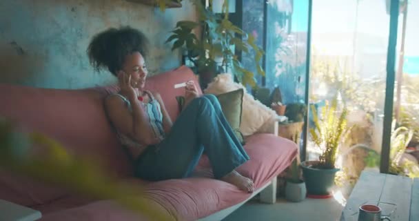 Egy Fiatal Nőről Aki Terhességi Tesztet Végez Otthon Kanapéján Okostelefonját — Stock videók