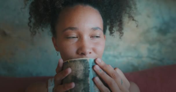 아름다운 아프리카젊은 커피를 마시고 장면입니다 고품질 — 비디오