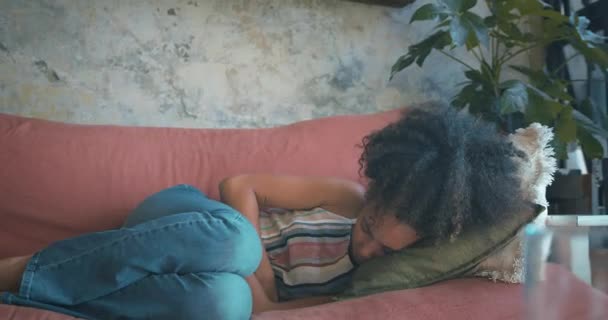 Фотография Молодой Женщины Испытывающей Боль Животе Лежит Диване Дома Высококачественные — стоковое видео