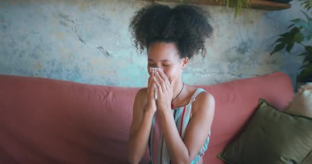 Genç Bir Afrikalı Kadının Oturma Odasında Burnunu Silişi Yüksek Kalite — Stok video
