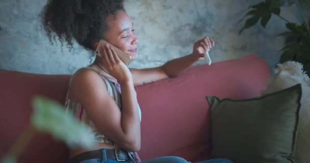 Genç Bir Kadının Akıllı Telefonuyla Konuşurken Koltuğunda Gebelik Testi Yaptırması — Stok video