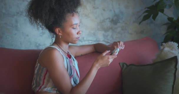 Genç Bir Kadının Akıllı Telefonuyla Konuşurken Koltuğunda Gebelik Testi Yaptırması — Stok video