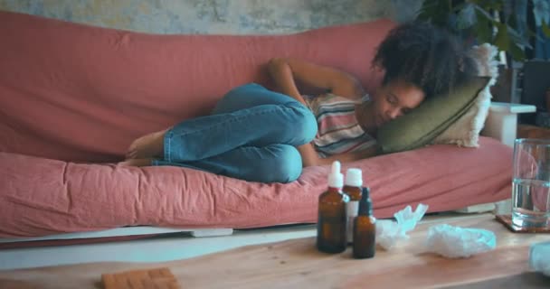 Фотография Молодой Женщины Испытывающей Боль Животе Лежит Диване Дома Высококачественные — стоковое видео