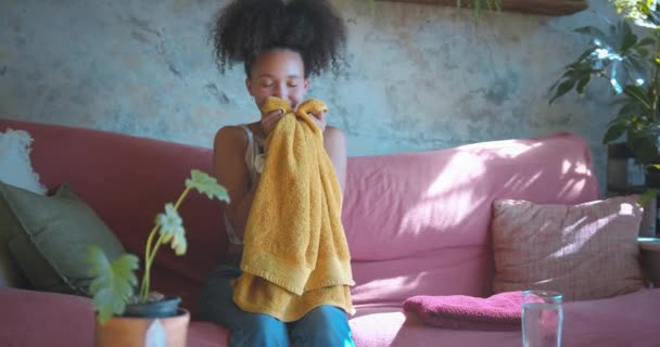Güzel Bir Afrikalı Kadının Evde Yıkanmış Çamaşır Kokusunu Çekerken Yüksek — Stok video