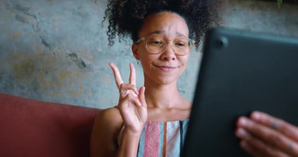 Shot Beautiful African Woman Taking Selfie Her Livingroom Quality Footage — Stock Video