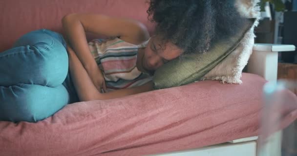 Foto Una Mujer Joven Que Experimenta Dolor Estómago Mientras Está — Vídeo de stock