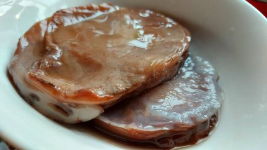 Kombucha bir çay mantarı. Doğal bir B vitamin kompleksi kaynağı. Meyve, tatlandırılmış, koyu siyah çay ile elde edilir. Aslen Japonyalı. Uzun zamandır sağlıklı ve güzel bir iksir olarak kullanılıyor..