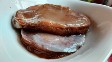 Kombucha bir çay mantarı. Doğal bir B vitamin kompleksi kaynağı. Meyve, tatlandırılmış, koyu siyah çay ile elde edilir. Aslen Japonyalı. Uzun zamandır sağlıklı ve güzel bir iksir olarak kullanılıyor..