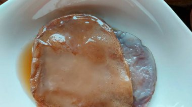 Kombucha bir çay mantarı. Doğal bir B vitamin kompleksi kaynağı. Meyve, tatlandırılmış, koyu siyah çay ile elde edilir. Aslen Japonyalı. Uzun zamandır sağlıklı ve güzel bir iksir olarak kullanılıyor..