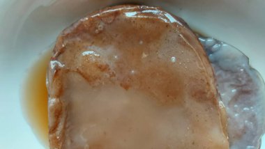 Kombucha bir çay mantarı. Doğal bir B vitamin kompleksi kaynağı. Meyve, tatlandırılmış, koyu siyah çay ile elde edilir. Aslen Japonyalı. Uzun zamandır sağlıklı ve güzel bir iksir olarak kullanılıyor..