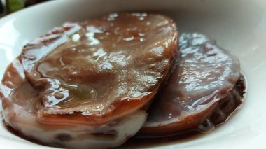 Kombucha is a tea mushroom. A natural source of B vitamin complexes. The beverage is obtained by fermenting sweetened, strong black tea. He is originally from Japan. It has long been used as an Elixir of healthy and beauty.