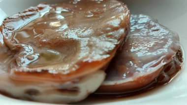 Kombucha bir çay mantarı. Doğal bir B vitamin kompleksi kaynağı. Meyve, tatlandırılmış, koyu siyah çay ile elde edilir. Aslen Japonyalı. Uzun zamandır sağlıklı ve güzel bir iksir olarak kullanılıyor..