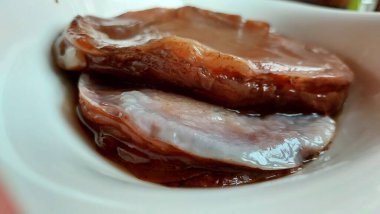 Kombucha bir çay mantarı. Doğal bir B vitamin kompleksi kaynağı. Meyve, tatlandırılmış, koyu siyah çay ile elde edilir. Aslen Japonyalı. Uzun zamandır sağlıklı ve güzel bir iksir olarak kullanılıyor..