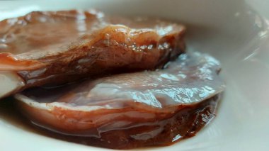 Kombucha bir çay mantarı. Doğal bir B vitamin kompleksi kaynağı. Meyve, tatlandırılmış, koyu siyah çay ile elde edilir. Aslen Japonyalı. Uzun zamandır sağlıklı ve güzel bir iksir olarak kullanılıyor..