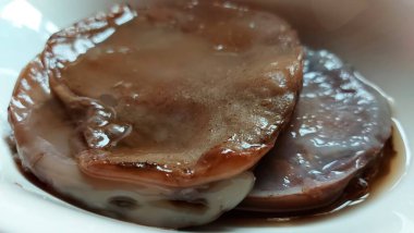 Kombucha bir çay mantarı. Doğal bir B vitamin kompleksi kaynağı. Meyve, tatlandırılmış, koyu siyah çay ile elde edilir. Aslen Japonyalı. Uzun zamandır sağlıklı ve güzel bir iksir olarak kullanılıyor..