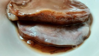 Kombucha bir çay mantarı. Doğal bir B vitamin kompleksi kaynağı. Meyve, tatlandırılmış, koyu siyah çay ile elde edilir. Aslen Japonyalı. Uzun zamandır sağlıklı ve güzel bir iksir olarak kullanılıyor..