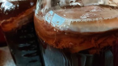Kombucha bir çay mantarı. Doğal bir B vitamin kompleksi kaynağı. Meyve, tatlandırılmış, koyu siyah çay ile elde edilir. Aslen Japonyalı. Uzun zamandır sağlıklı ve güzel bir iksir olarak kullanılıyor..