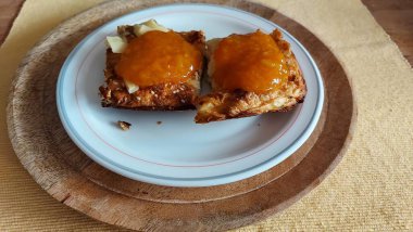 Doğulu cheesecake. Süt Hamuru tabağı. Reçelle yenebilir. Yemekler beyaz tabakta yakın plan. Hasır örülmüş arka plan. Retro tarzı. Ev ortamı. Kırsal alan. Tuzlu Peynirli Pasta. Görünüm.