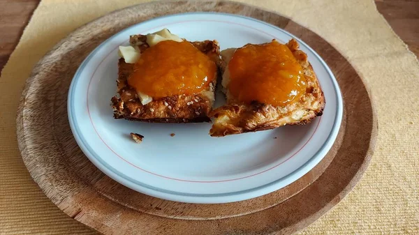 Doğulu Cheesecake Süt Hamuru Tabağı Reçelle Yenebilir Yemekler Beyaz Tabakta — Stok fotoğraf