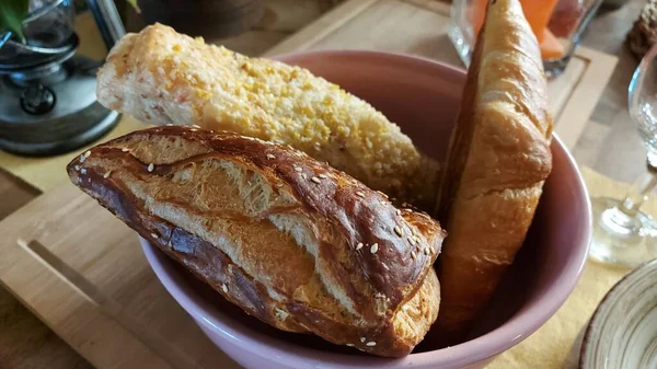 Comida Mediterrânea Alimentos Saudáveis Baguete Cortada Num Prato Close Mordidas — Fotografia de Stock