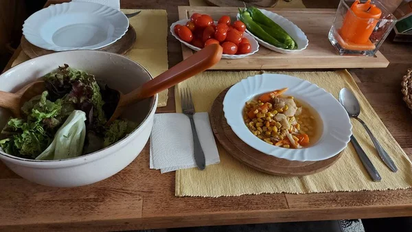 Medelhavsmat Hälsosamma Livsmedel Ost Sallad Och Skaldjur Tallriken Smakliga Bett — Stockfoto