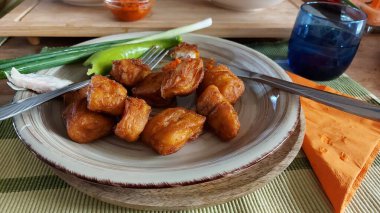 Akdeniz yemekleri. Sağlıklı yiyecekler. Peynir, salata ve deniz ürünleri tabakta. Lezzetli ısırıklar. Bulaşık servisi. Masanın üstünde muhteşem renkler var. Kızarmış balık. Peynirli Yunan salatası, domates, salatalık ve zeytin. Yeşil soğanlı kızarmış balık..