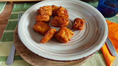 Akdeniz yemekleri. Sağlıklı yiyecekler. Lezzetli ısırıklar. Bulaşık servisi. - Evet. Kızarmış balık. Bir tabak aperatif. Restoranda beyaz bir tabakta sarımsak ve tereyağlı kızarmış karides. Vejetaryen yemeği.. 