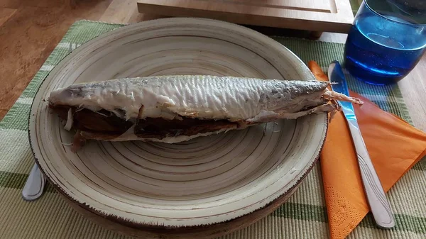 Rökt Makrill Keramisk Tallrik Medelhavsmat Hälsosamma Livsmedel Skaldjur Ett Bord — Stockfoto