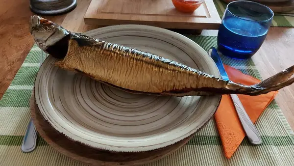 Rökt Makrill Keramisk Tallrik Medelhavsmat Hälsosamma Livsmedel Skaldjur Ett Bord — Stockfoto