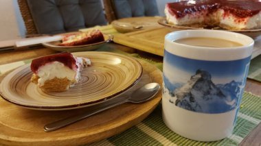 Cheesecake lezzetli bir meyve tatlısıdır. Dolgusu süzme peynir ya da mascarpone ile geliyor. Üstünde kırmızı böğürtlen reçeli var. Kırmızı tatlı reçel üstte. Meyveli kek tabakta. Yemek yakın planda..